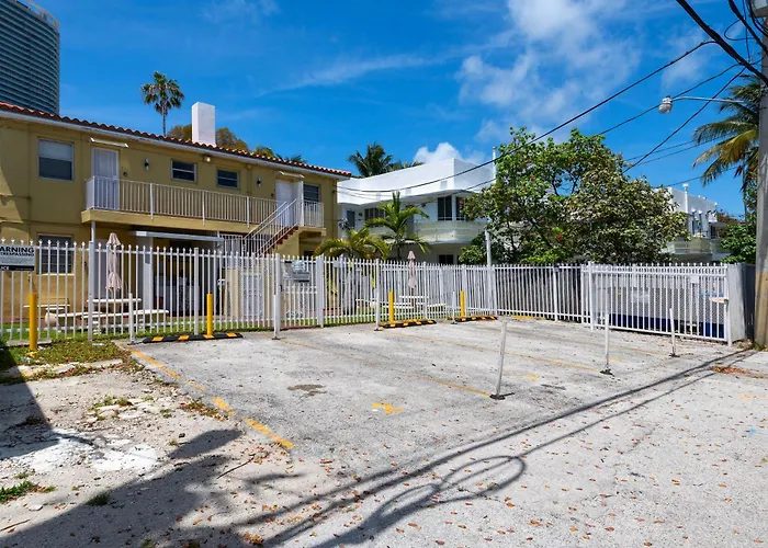 Bellamor Apts At 5Th St Shopping Mall Miami Beach