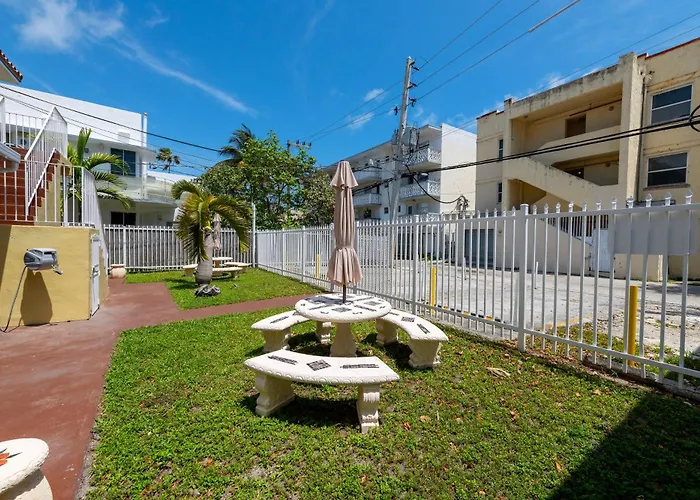 Bellamor Apts At 5Th St Shopping Mall Miami Beach